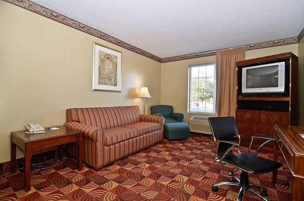 Super 8 By Wyndham Lake Of The Ozarks Eldon Экстерьер фото