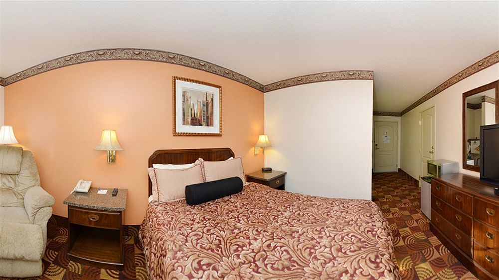 Super 8 By Wyndham Lake Of The Ozarks Eldon Экстерьер фото